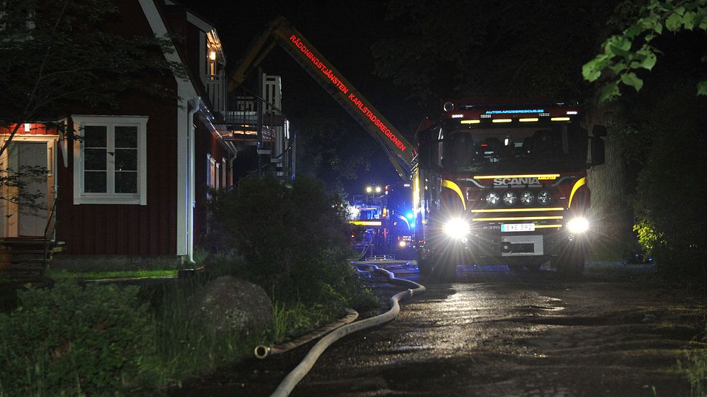 En person ska ha fått i sig rök men har omhändertagits av ambulanspersonal på plats.