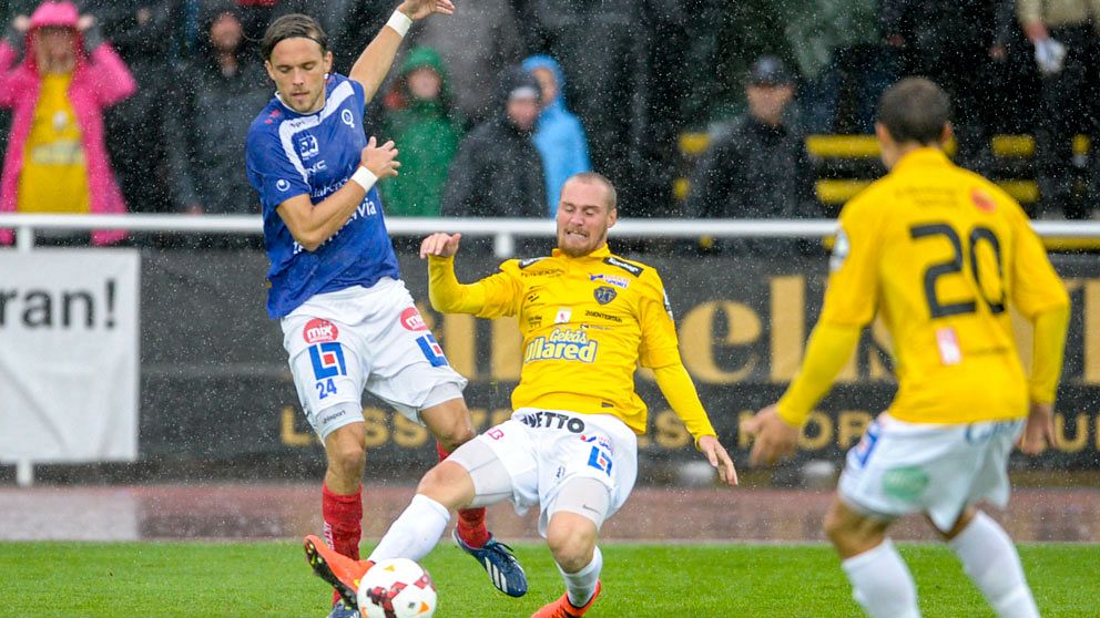 Tom Pettersson ÅFF och Christoffer Carlsson Falkenberg kämpar om bollen