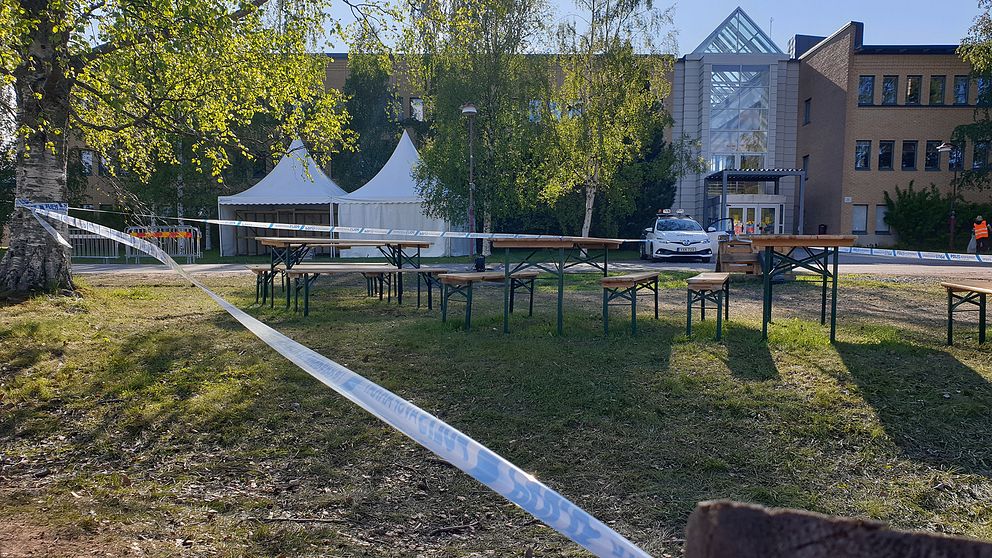 polistejp på campusområdet i Umeå, bänkar och partytält står kvar