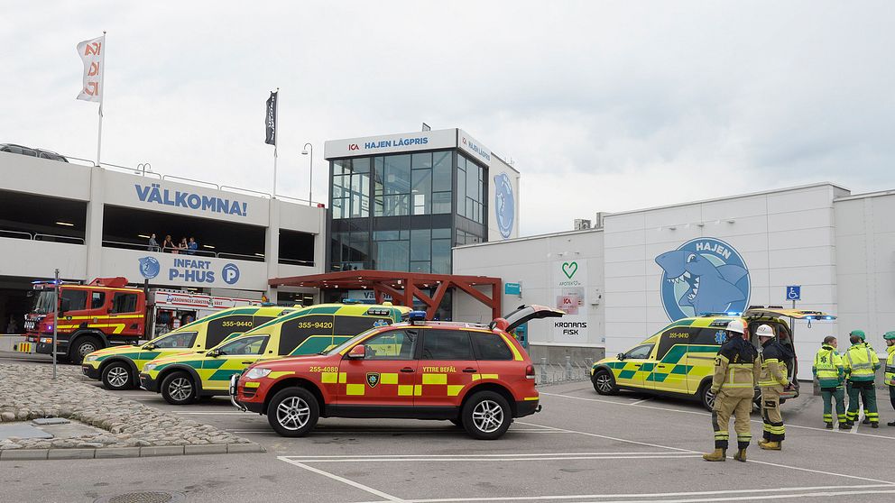 Ambulanser och brandbilar på plats vid Ica Hajen i Varberg.