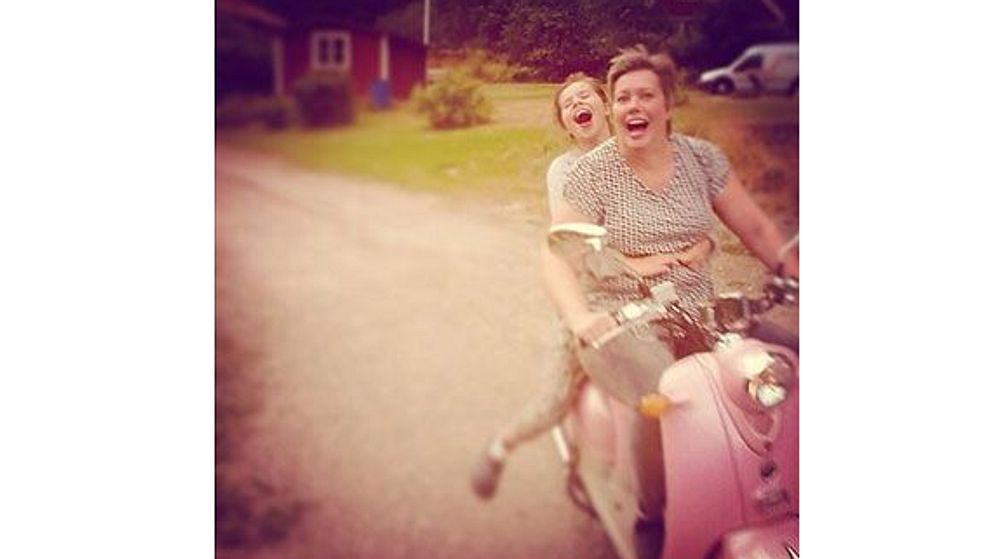 Gunilla Gottås Wallin med dotter Alma på familjens rosa scooter.