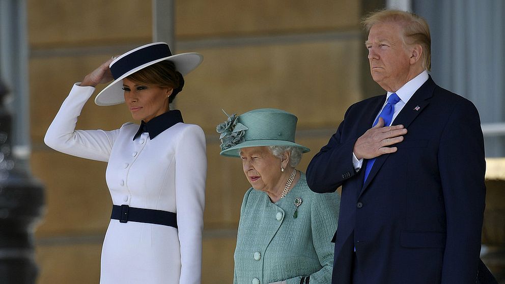 Storbritanniens drottning Elizabeth tillsammans med president Trump och hans hustru Melania under välkomstceremonin i Buckingham Palaces trädgård.