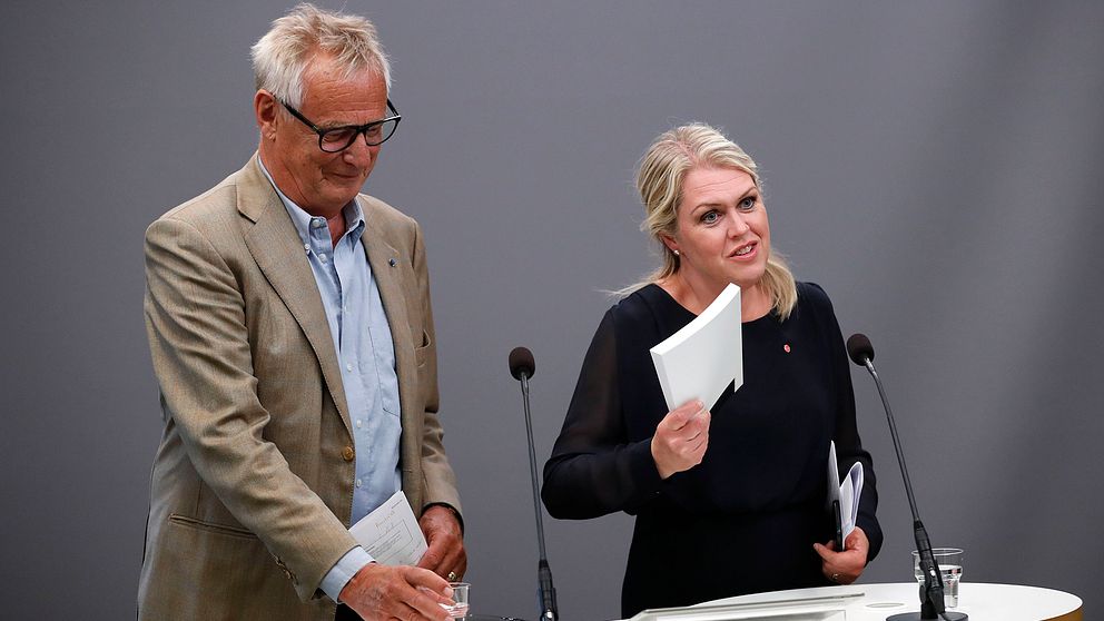 Utredare Sten Heckscher och socialminister Lena Hallengren.