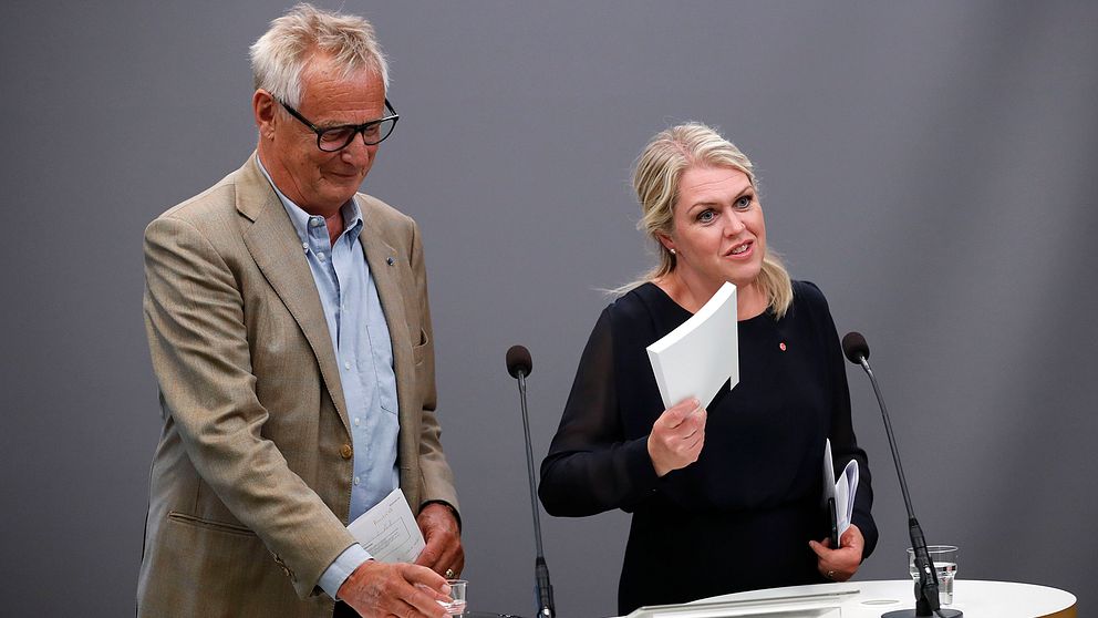 Utredare Sten Heckscher och socialminister Lena Hallengren.