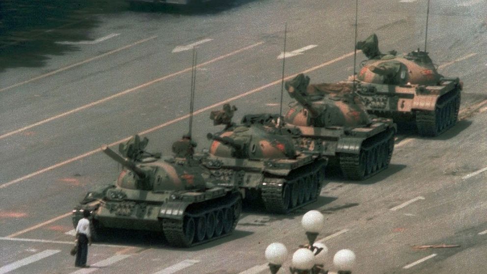 En kinesisk man blockerar vägen för en rad tankfordon på väg österut på Peking Cangan Blvd Den 5 juni 1989. Mannen demonstrerar mot de blodiga attackerna på pro-demokratiska demonstranter på Himmelska Fridens torg i Peking.