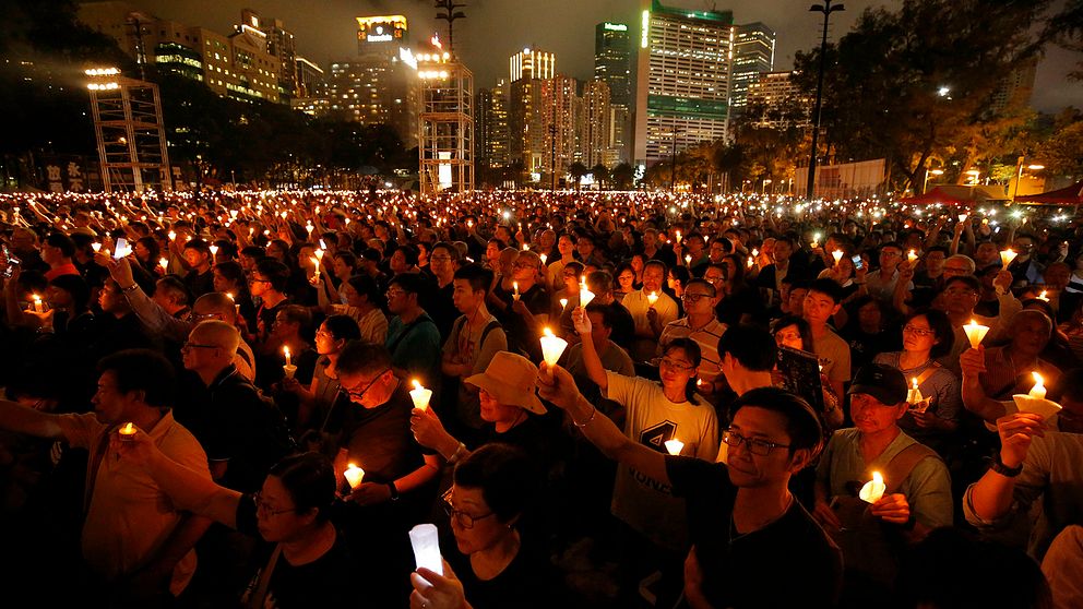 Tusentals personer i ljusmanifestationen i Hongkong.