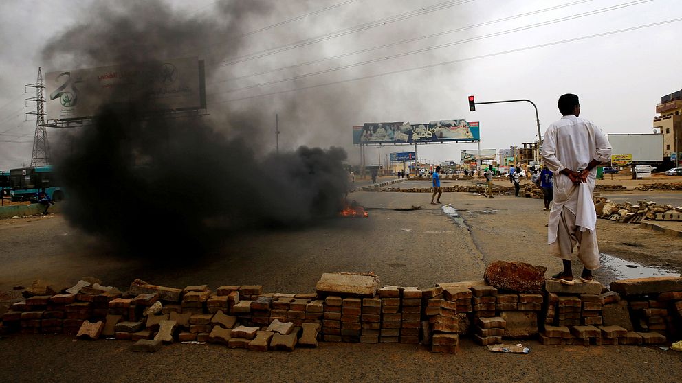 En demonstrant vid en barrikad i Khartoum, Sudan.