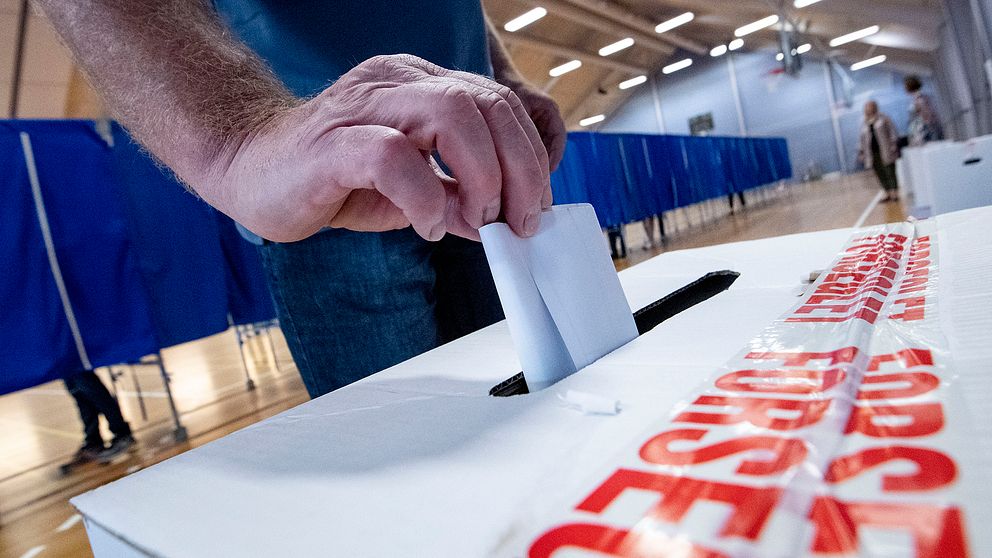 Valsedlarna stoppas i valurnan i Sundby idrottshall i Köpenhamn.