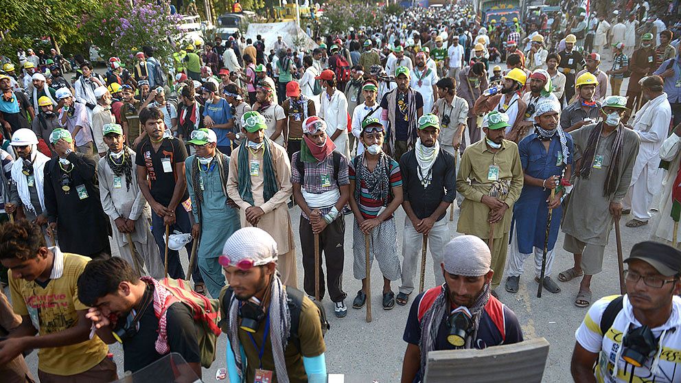 Demonstrationerna i Pakistans huvudstad Islamabad har pågått i fem dagar. De två oppositionsledarna, Imran Khan och predikanten Tahir al-Qadri, har gjort gemensam sak och utmanat premiärminister Nawaz Sharif med massdemonstrationer.