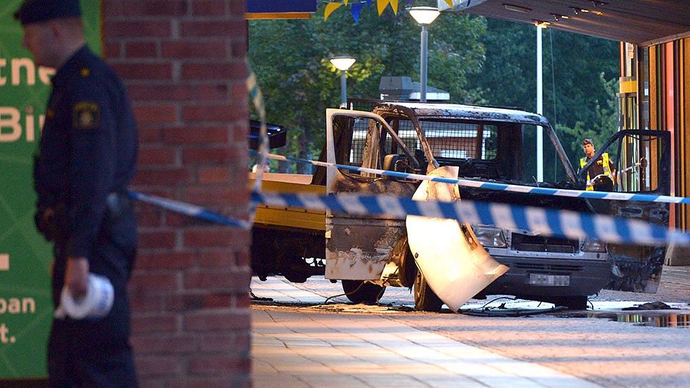 Ett växlingskontor rånades på tisdagskvällen i Farsta centrum i södra Stockholm. När polisen kom till platsen och följde efter ett fordon blev de beskjutna.