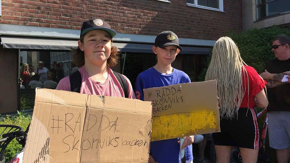 13-åriga Loke Bouvin och Felix Kristiansson demonstrerade utanför kommunhuset i Timrå.