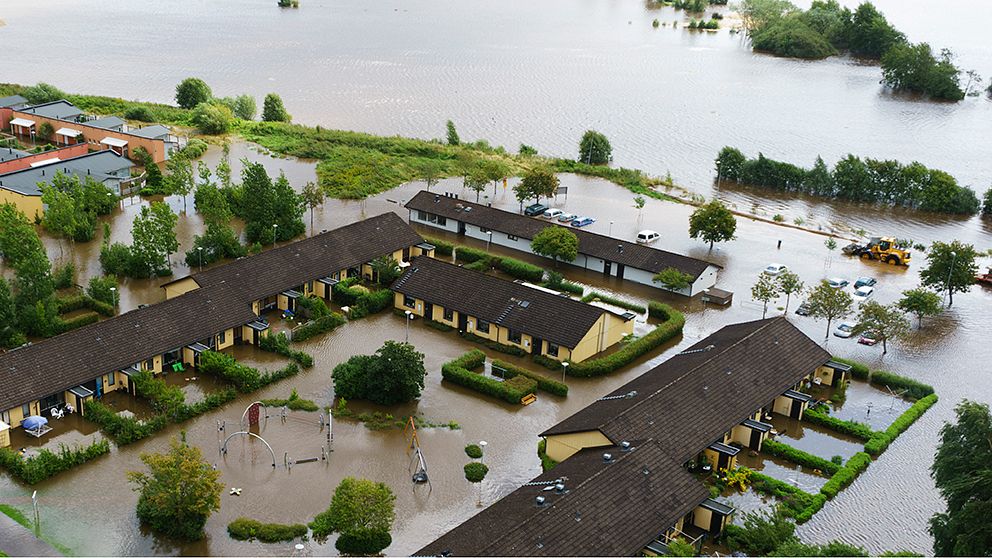Flygbild över översvämningen vid Klockarevägen i Getinge med Suseån i bakgrunden. Under natten har regnandet fortsatt.