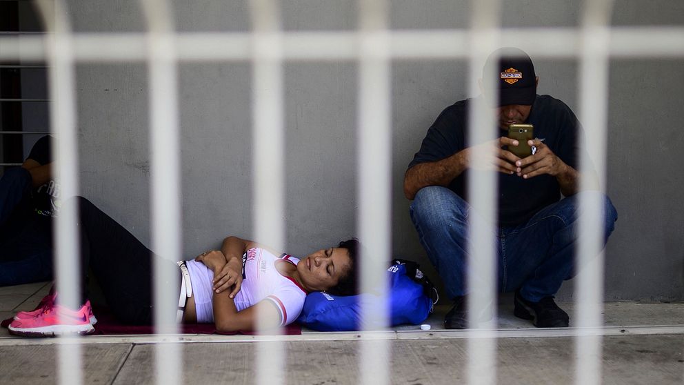 Migranter från Centralamerika väntar vid gränsen mellan Mexiko och Guatemala.