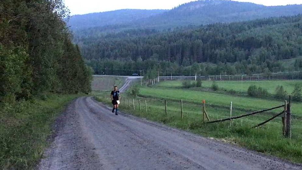 Redan vid midnatt efter några timmars löpande hade slutsegraren Jonas Buud från Mora skaffat sig ett betryggande försprång.