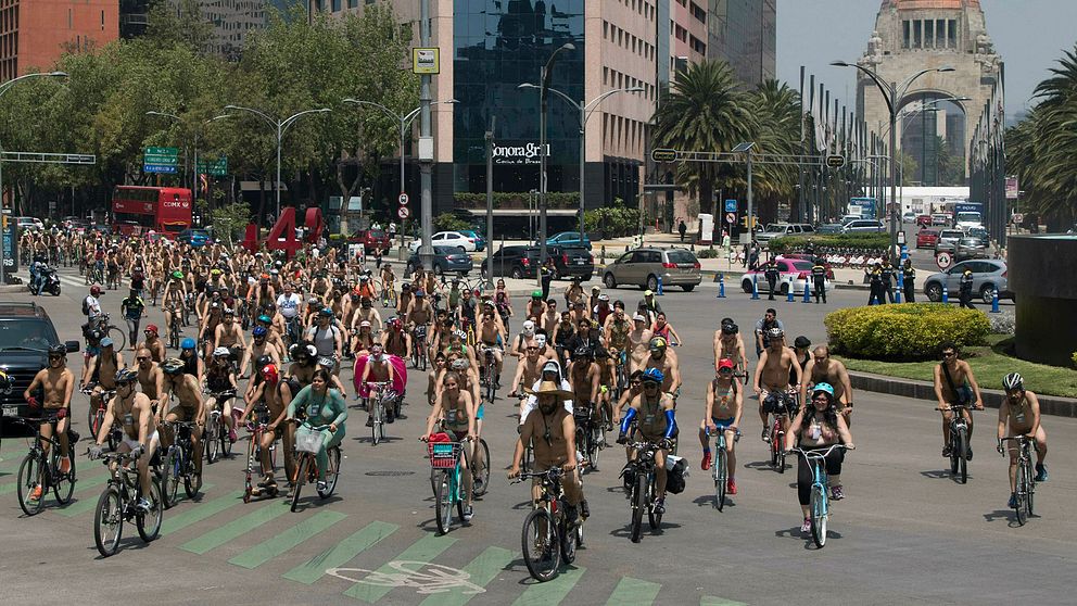 Vid lördagens parad i den mexikanska huvudstaden var vissa deltagare helt näck, en del hade färgsprakande kroppsmålningar, andra körde i under- eller badkläder
