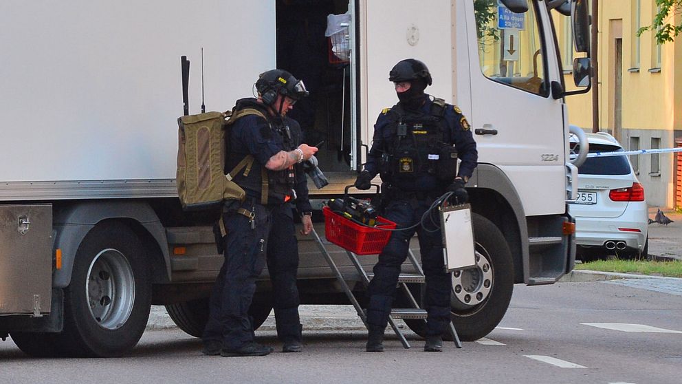 Polisens bombtekniker anländer till ett misstänkt föremål i Linköping.