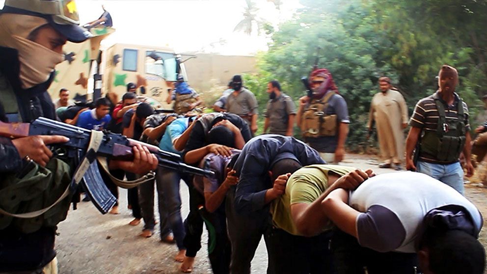 Bilder som släpptes i juni som föreställer hur IS, som då kallade sig ISIL, för bort och sedan avrättar irakiska soldater.