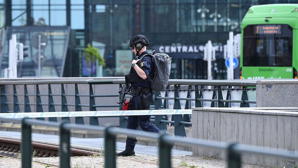 Polisen sköt en man vid Malmö centralstation sedan denne uppträtt hotfullt. Byggnaden fick i samband med ingripandet utrymmas på grund av larm om ett misstänkt föremål.