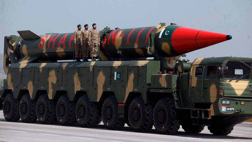 Pakistan visar upp sin senaste kärnvapenrobot Shaheen III. Stridsspetsen är mer än tre gånger så kraftig som Hiroshimabomben.