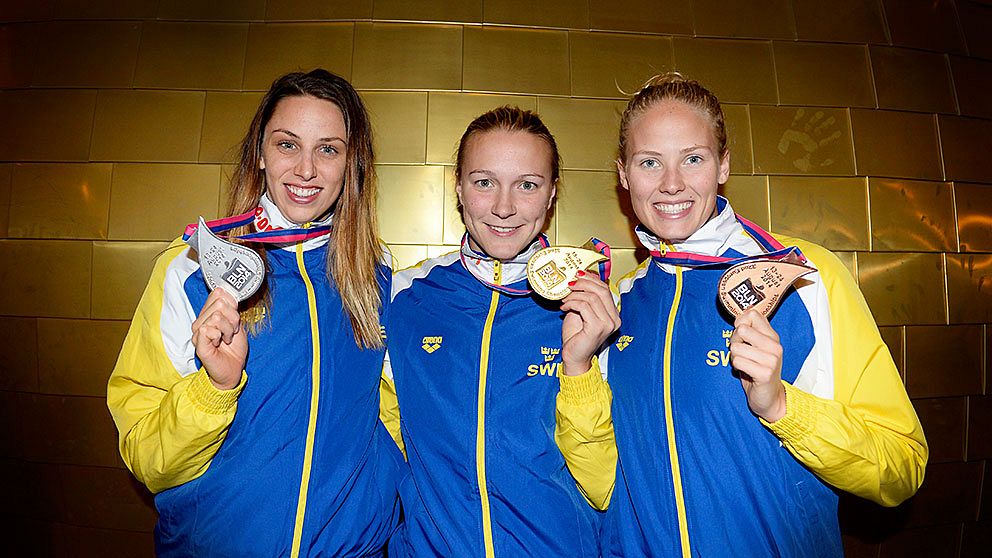 Jennie Johansson, Sarah Sjöström och Michelle Coleman med sina medaljer från kvällens finaler på 100 m bröstsim och 100 m frisim vid sim-EM i Berlin på onsdagen.