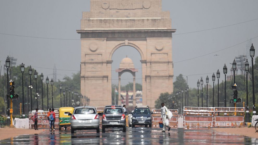 Hägringar på gatan Rajpath i Indiens huvudstad New Delhi när temperaturen stiger under måndagen den 10 juni.