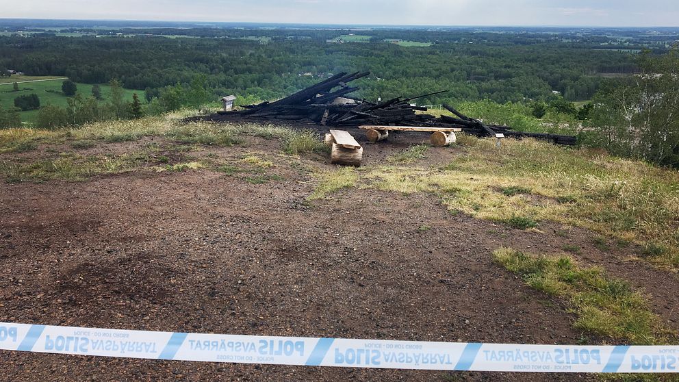 En hög med svartbränt virke på Kvarntorpshögen.