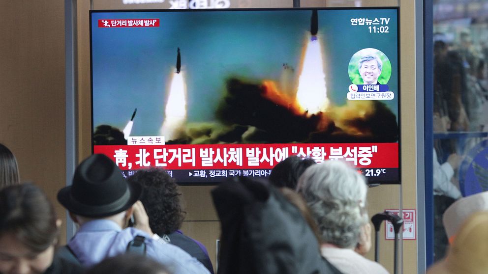 Invånarna i Sydkoreas huvudstad Seoul kunde se på tv när Nordkorea testade nya robotar den 4 maj 2019.