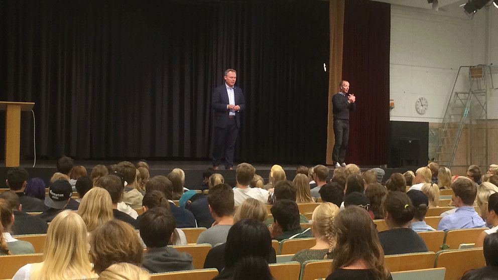 Jan Björklund (FP) på plats i Risbergska skolan.