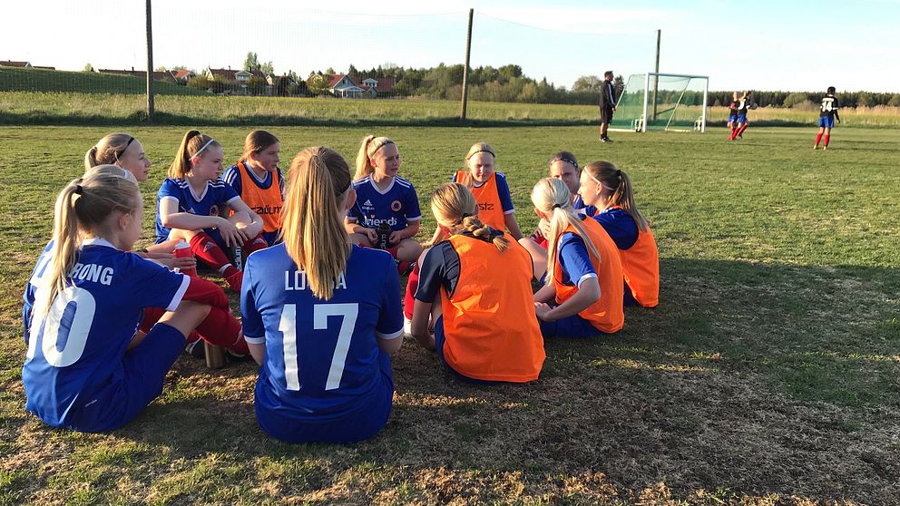 Ett av flicklagen i Barkarö SK har vattenpaus under fotbollsträningen