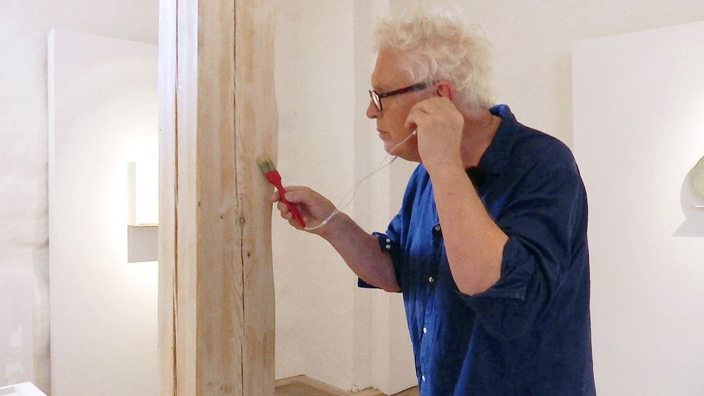 Hur låter färgen? Ord- och bildkonstnären Magnus Lönn provar sin färgavlyssnare på museets väggar.