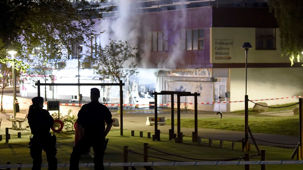 Flertal bränder, misstänks anlagts, Hässle torg i Borås