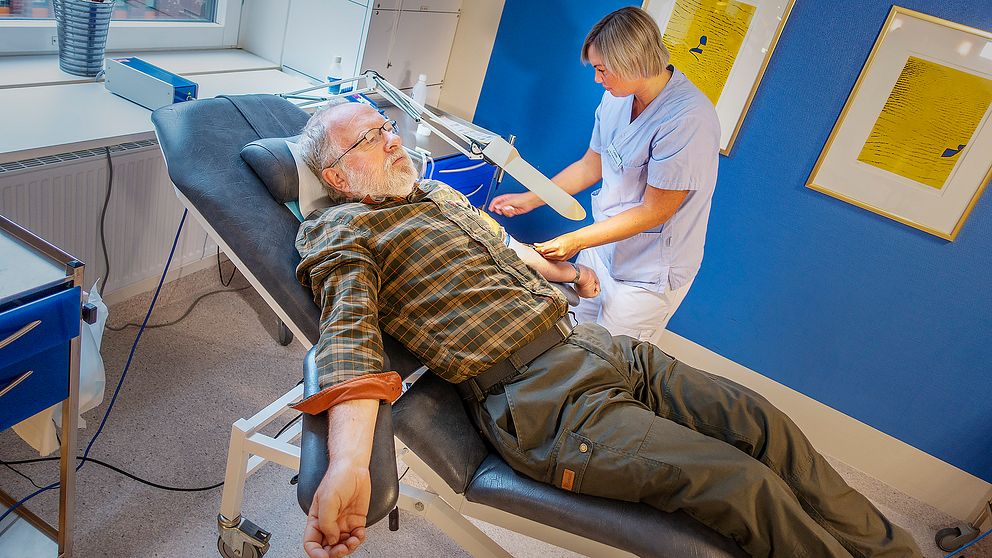 Urban Carlbäcker lämnar blod i Gävle, sjuksköterskan Carin Fredin sätter nål.