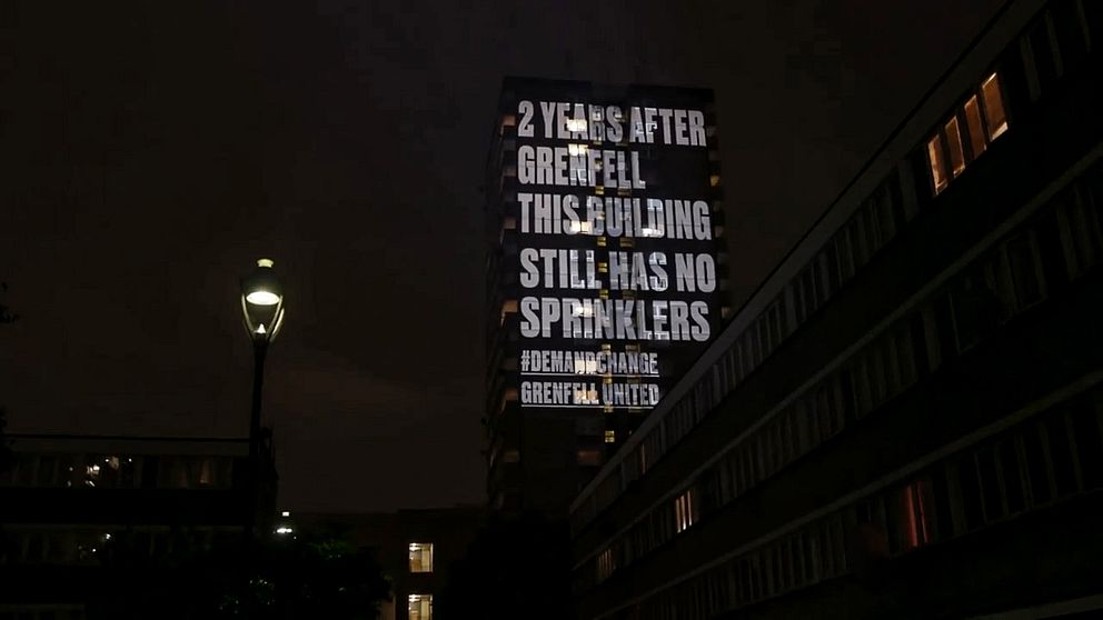 Grenfell United uppmärksammar höghus med bristfälligt brandskydd genom ljusprojektion.