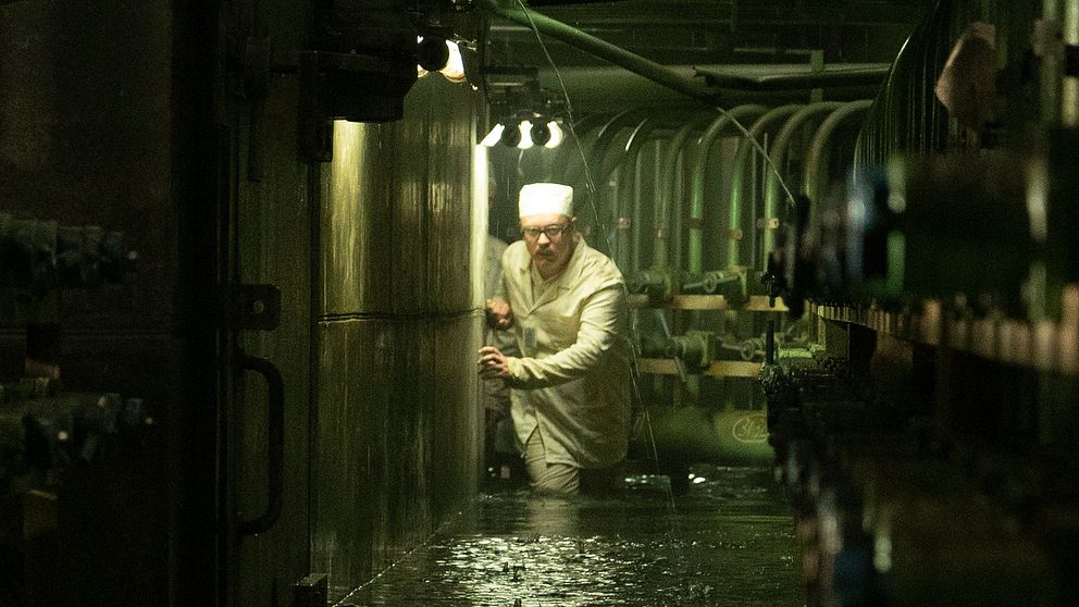 Tv-serien Chernobyl skildrar Tjernobyl-katastrofen 1986, hur den drabbade befolkningen och den sovjetiska regimens försök att mörklägga härdsmältan.