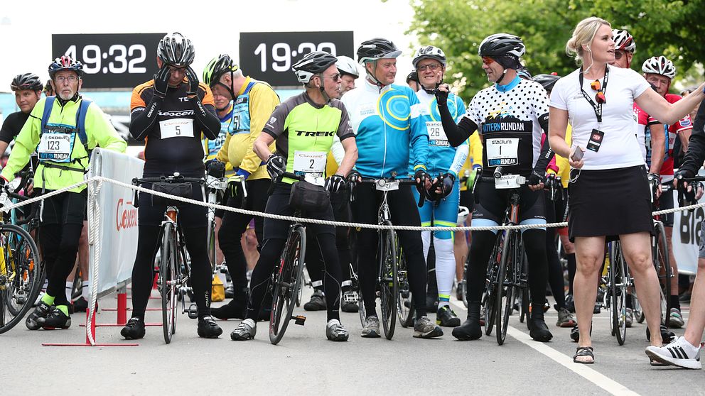 Cyklister redo för starten av Vätternrundan i Motala.