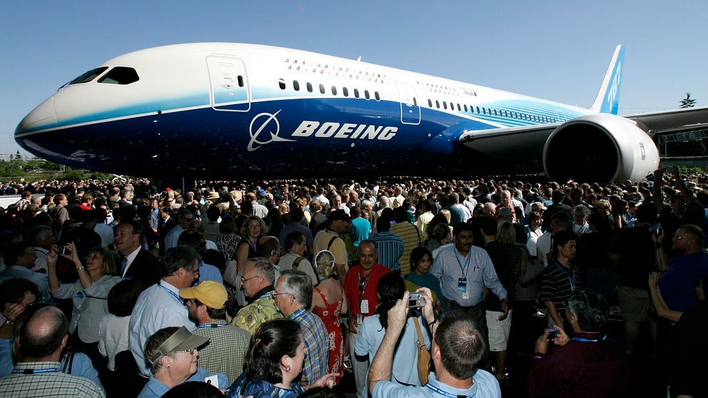 Den första modellen av Boeing 787 visas upp för anställa vid fabriken i  Everett i USA år 2007. Då var redan 600 flygplan beställda.