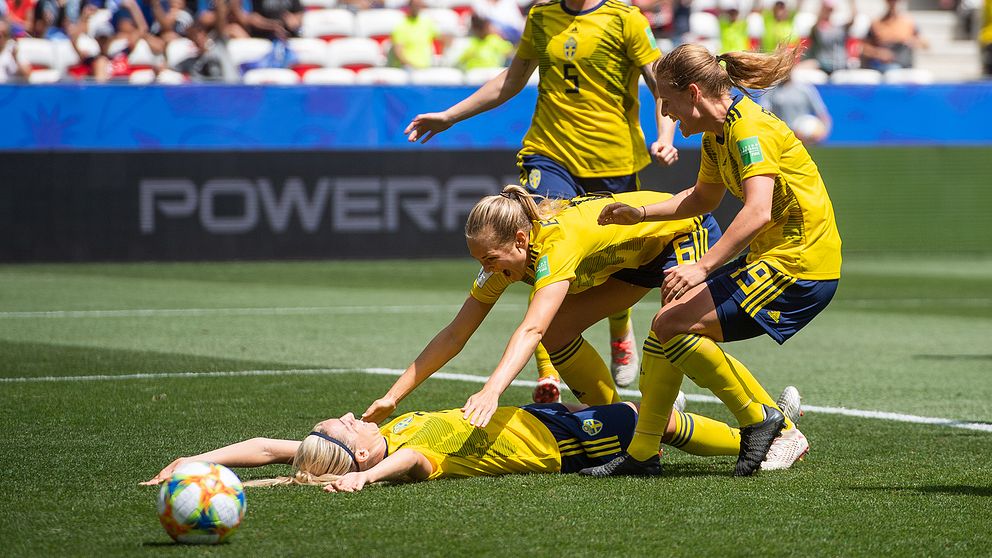 Svenskt jubel efter Linda Sembrants 1-0 tidigt i matchen.