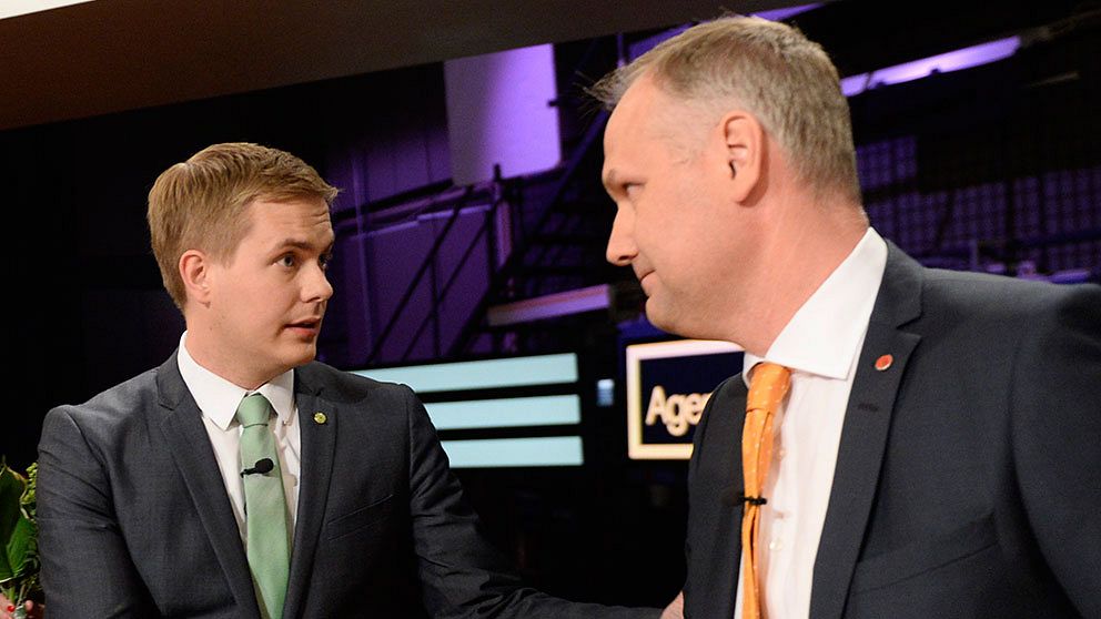 Gustav Fridolin och Jonas Sjöstedt efter partiledardebatt i Agenda tidigare.