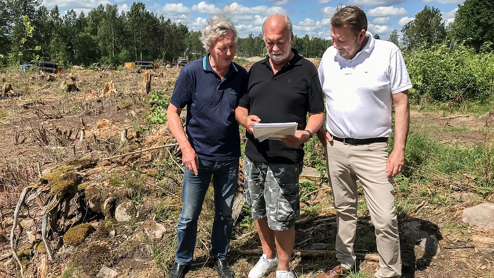 Grannarna till ett planerat bygge i Växjö har överklagat detaljplanen till mark och miljödomstolen. Trots det påbörjade Skanska avverkning av skogen.