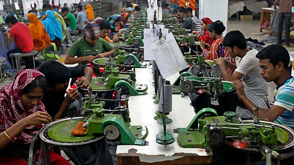 Klädindustriarbetare på en fabrik i Bangladesh.