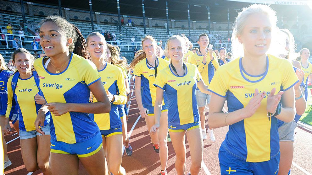 Svenska laget springer ärevarv efter segern i Finnkampen på Stockholms stadion ifjol.