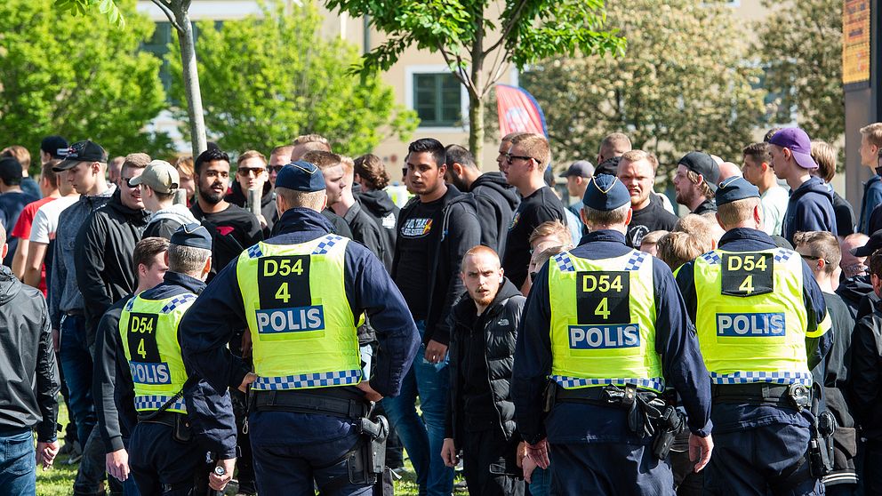Polis och supportar inför en match i Allsvenskan