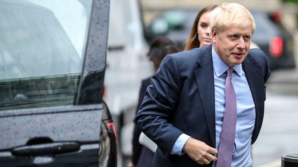 Boris Johnson kliver ut en bil.