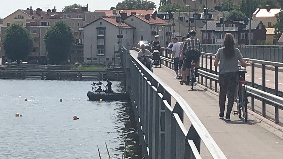 Sjöpolisens dykare på plats vid Tosteröbron.