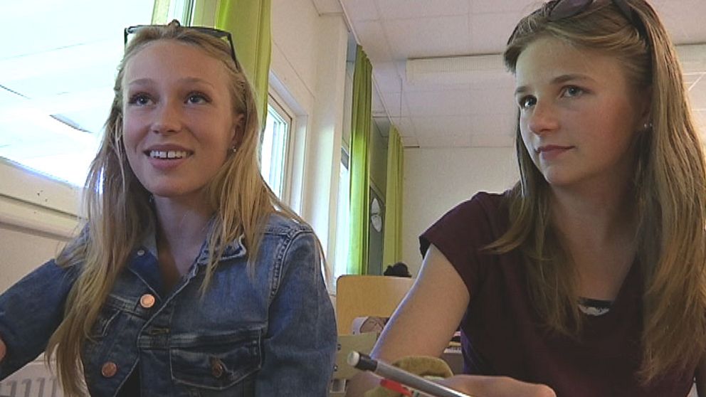 Bild på två tjejer i ett klassrum.