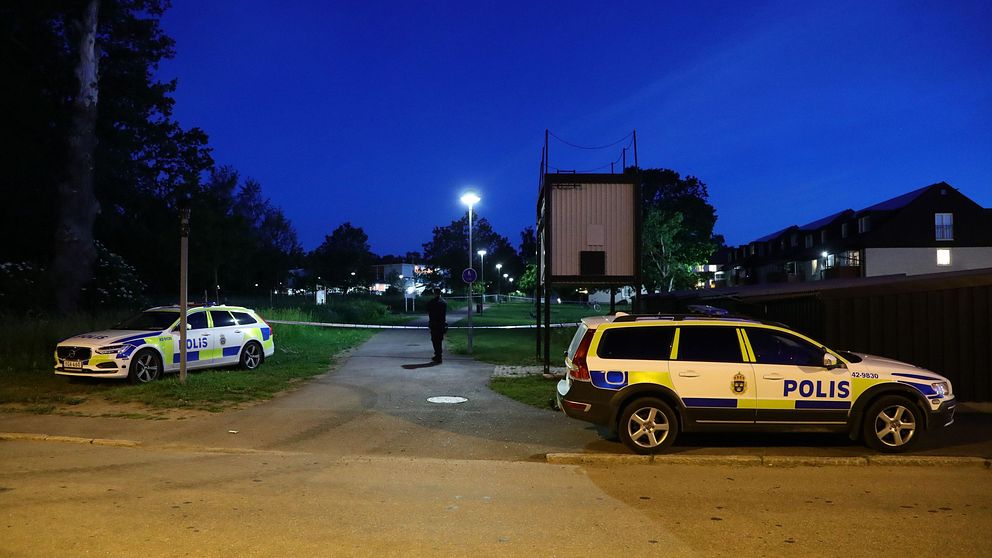 En polis står vid en avspärrning i stadsdelen Skäggetorp i Linköping.