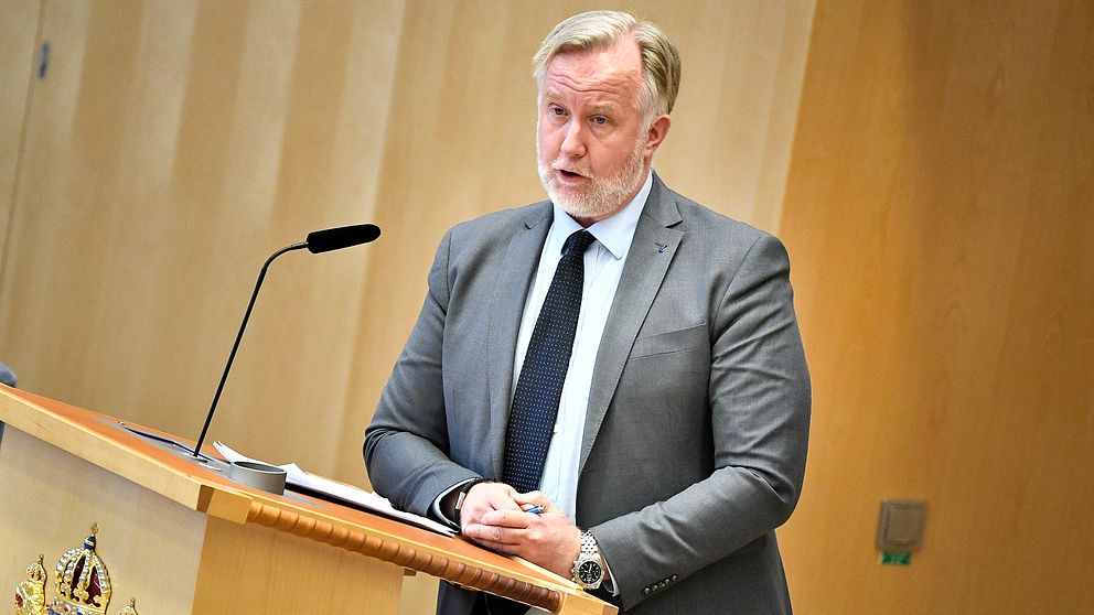 Liberalernas Johan Pehrson (L) drar sig ur striden om att bli ny partiledare efter Jan Björklund.