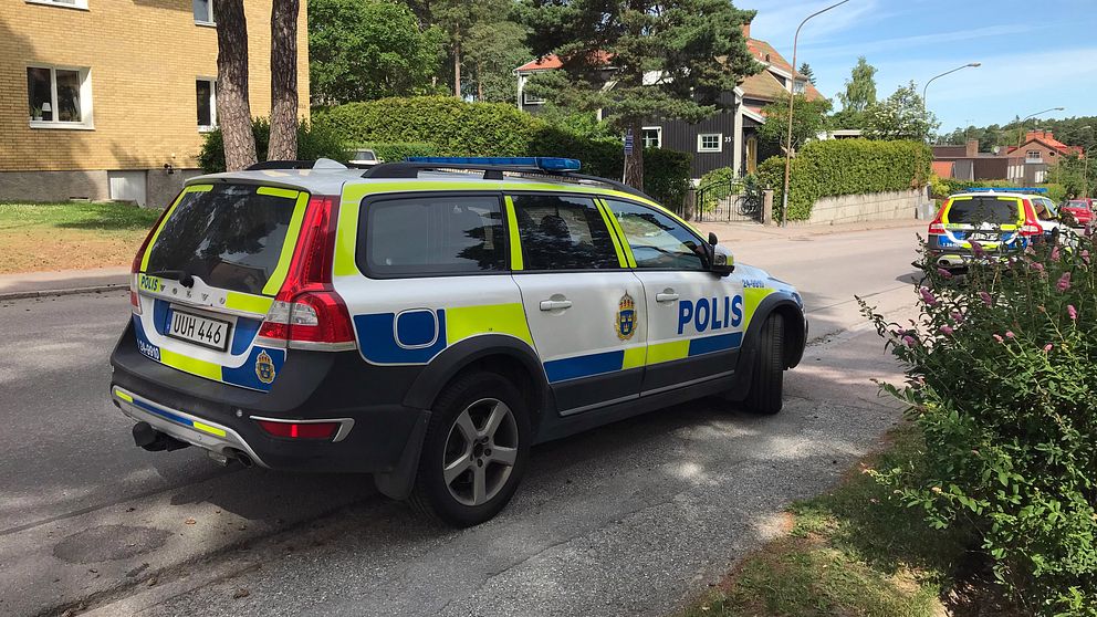 Under måndagsförmiddagen var polis på plats och pratade med boende i området.