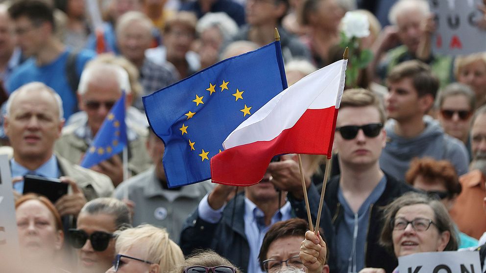 Polens och EU:s flagga under en demonstration
