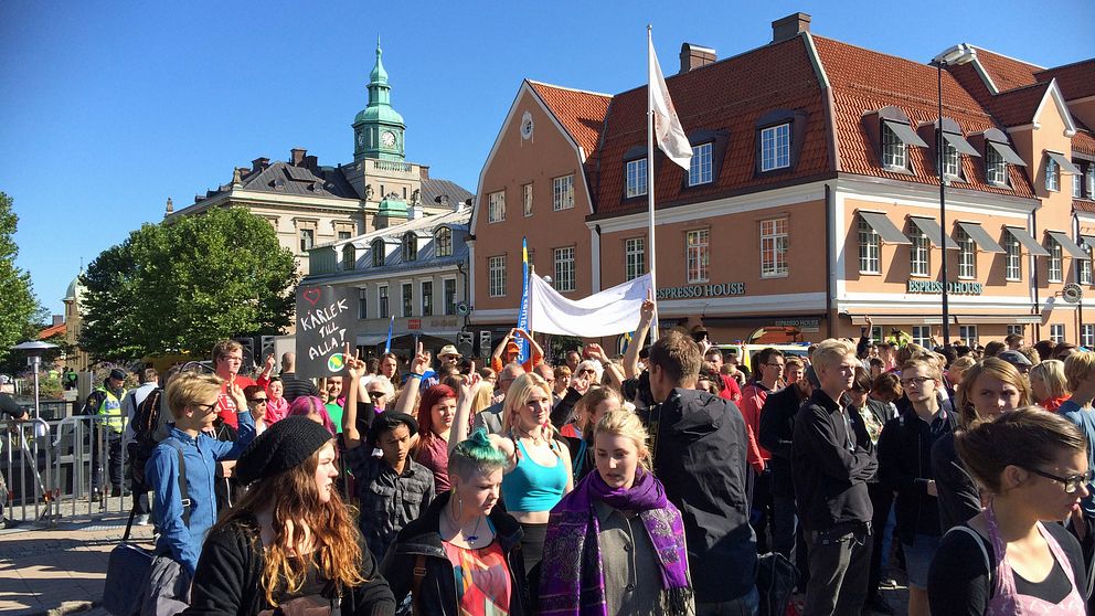 Tillsammans Karlskrona, en organisation som står för ett Karlskrona ”där alla är välkomna”, har uppmanat folk att komma klädda i rosa, röda eller orangea kläder.
